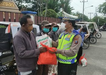 Sat Lantas Polresta Deli Serdang bagikan bantuan sosial (bansos) kepada masyarakat terdampak kenaikan harga BBM./ doc.ist