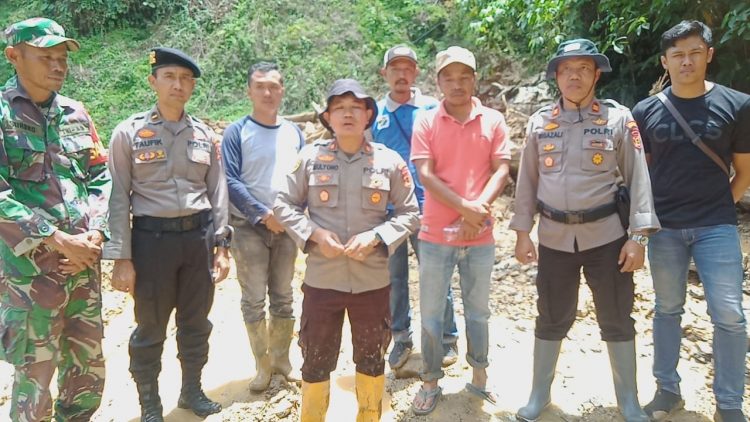 Tim evakuasi jalan Longsor Merangin - Kerinci./ AMPAR