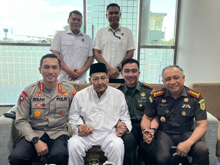 Kapolresta Deli Serdang Kombes Pol Irsan Sinuhaji, SIK, MH mengantar Penasehat Dewan Pertimbangan Presiden (Watimpres) RI./ doc.ist