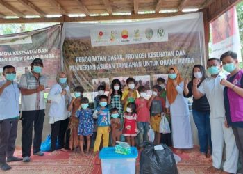 PetroChina Beri Pelayanan Kesehatan dan Pendidikan Kepada Orang Rimba di Jambi./ doc.ist