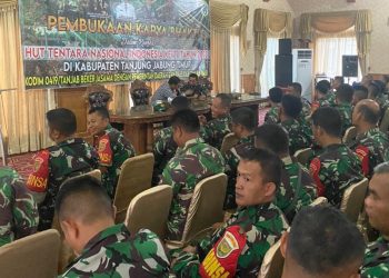 Bupati Romi beri dua Babinsa hadiah Umroh gratis/ doc.ist