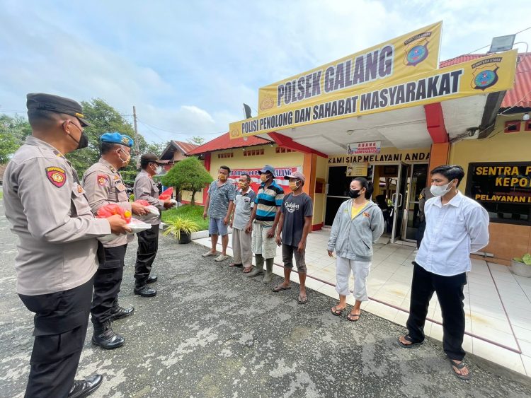 Polsek Galang Deli Serdang Bagikan Bantuan Sosial (bansos) Kepada Masyarakat yang Terdampak Kenaikan Harga BBM./ doc.ist