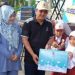 Bupati Kabupaten Tanjung Jabung Barat  Anwar Sadat, serahkan secara simbolis Buku Tabungan BSI./ doc.ist