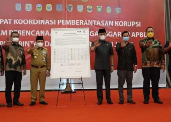 Ketua DPRD Provinsi Jambi, Edi Purwanto menandatangani komitmen bersama anti korupsi, anti gratifikasi, anti pungli, dan anti suap./ doc.ist