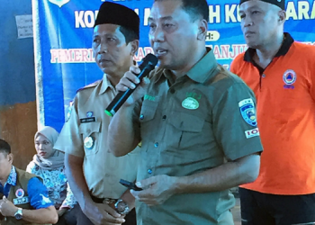 Sekda Sapril, menyalurkan bantuan korban musibah kebakaran di Mendahara./ doc.ist