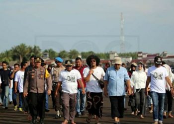 Wabup Robby Bersama Ribuan Warga Ikuti Ritual Mandi Safar di Pantai Babussalam./ doc.ist