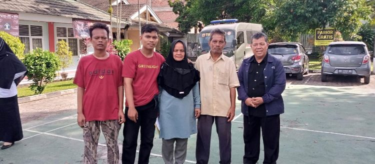 Ibu Elida Didampangi Oleh Suami dan Anaknya saat Bebas./ doc.ist