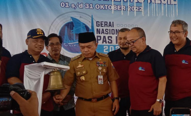 Al Haris Serahhkan E-Pas Kecil Dibawah GT 7 Kepada Pemilik Kapal/ AMPAR