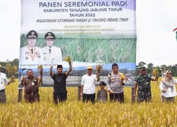 Sekda Sapril, menghadiri panen raya padi di kelurahan Parit Culum II./ doc.ist