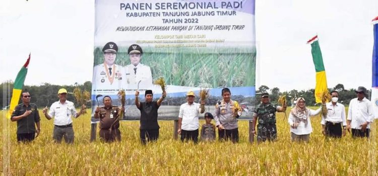 Sekda Sapril, menghadiri panen raya padi di kelurahan Parit Culum II./ doc.ist