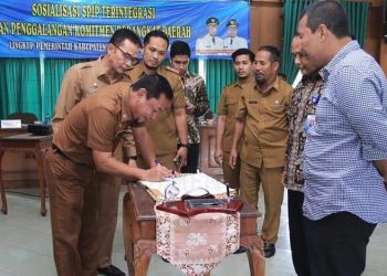 Bupati Romi Saksikan Penandatanganan Fakta Integritas./ doc.ist