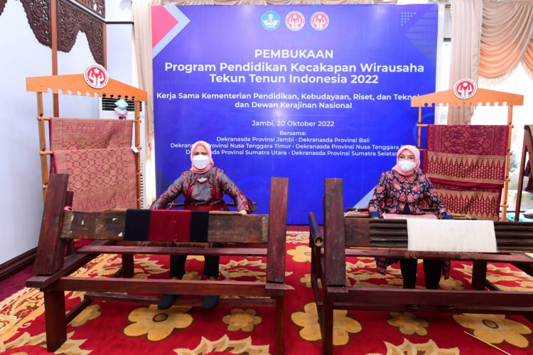 Ibu Iriana, Ibu Wury, dan para anggota OASE KIM juga ikut serta mencoba langsung proses pembuatan kain tenun/ (Foto: Muchlis Jr - Biro Pers Sekretariat Presiden)