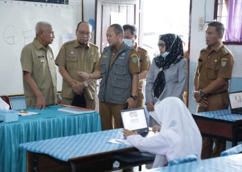 Bupati Asahan Surya, Tinjau Lansung Pelaksanaan ANBK./ doc.ist