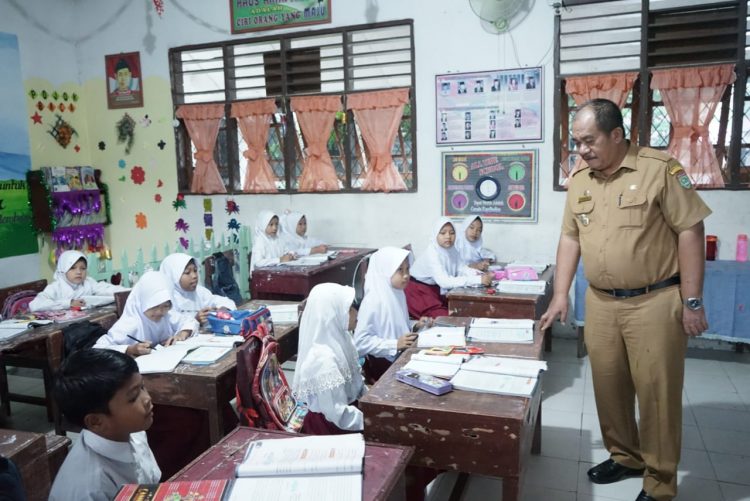 Wakil Bupati Kabupaten Asahan Taufik Zainal Abidin Siregar, meninjau pelaksanaan Assesmen Nasional Berbasis Komputer (ANBK) Tahun 2022 di SDN 015917 dan SDN 010035./ doc.ist
