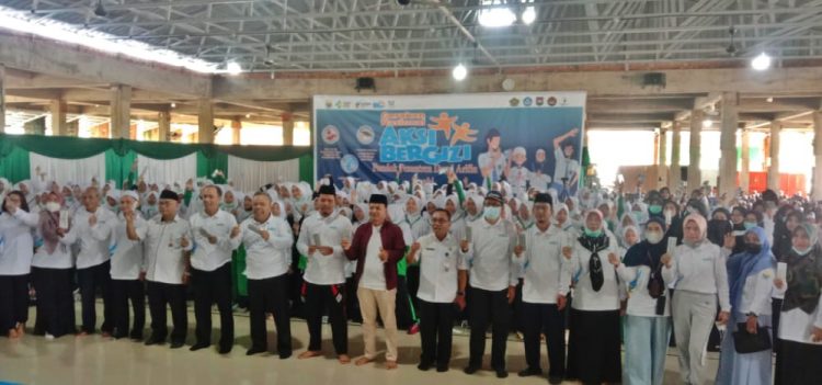 Gerakan Nasional Aksi Bergizi dalam rangka menekan kasus stunting melalui pemberian tablet tambah darah (TTD) kepada remaja putri di pondok pesantren Darul Aripin, Jambi. Rabu (26/10) pagi tadi/ AMPAR