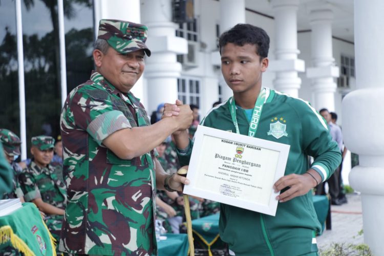 Pangdam I/BB Mayjen TNI Achmad Daniel Chardin bersama salah satu pemain tim liga santri kabupaten asahan./ doc.ist