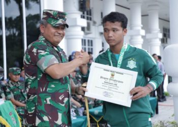 Pangdam I/BB Mayjen TNI Achmad Daniel Chardin bersama salah satu pemain tim liga santri kabupaten asahan./ doc.ist