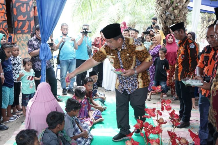 Wakil Bupati Asahan, Taufik Zainal Abidin Siregar Hadiri Acara Khitan Massal yang Diselenggarakan oleh Pemuda Pancasila Ranting Sei Dua Hulu./ doc.ist