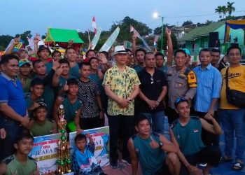 Walikota Jambi Fasha, Hadiri Lomba Pacu Perahu di Danau Sipin./ AMPAR