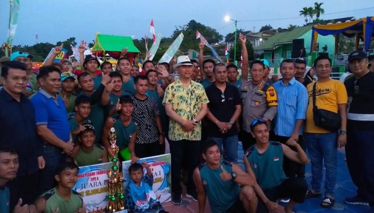 Walikota Jambi Fasha, Hadiri Lomba Pacu Perahu di Danau Sipin./ AMPAR