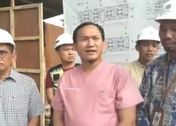 dr Herlambang Bersama Anggota Komisi V DPR RI Tinjau Pembangunan Rusunawa RSUD Raden Mattaher./ DOC.IST
