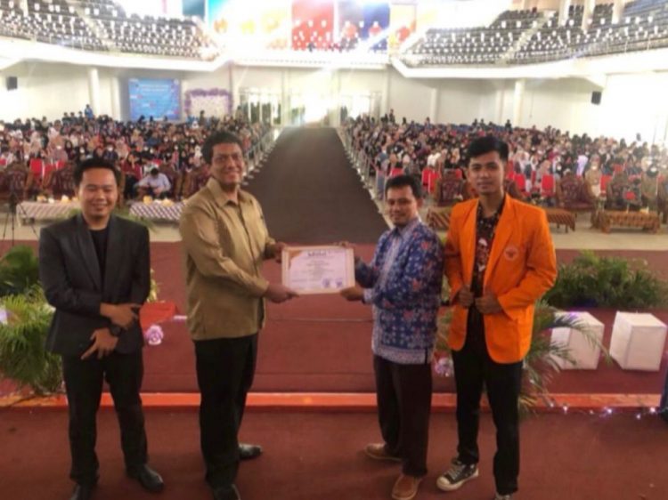 Anggota DPRD Provinsi Jambi Kemas Al-Farabi dan YouTuber menjari Pemateri Seminar Physics Star di Universitas Jambi (UNJA)./ doc.ist