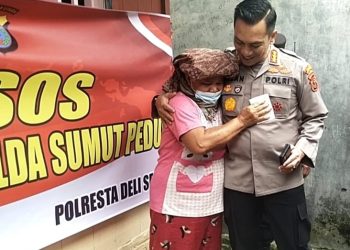 Kapolresta Deli Serdang Kombes Pol Irsan Sinuhaji, bersama Waka Polresta Deli Serdang Akbp Agus Sugiyarso, membagikan paket sembako./ DOC.IST