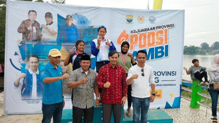 Ketua DPRD Provinsi Jambi, Edi Purwanto didampingi Ketua PODSI Provinsi Jambi, Hasan Mabruri melepas start kelas Dragon Boat Kejurprov dayung PODSI Provinsi Jambi di Danau Sipin./ doc.ist