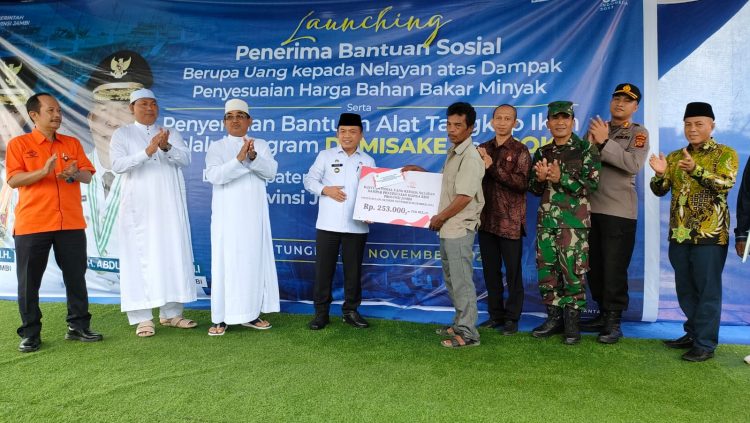 Al Haris Serahkan Bansos untuk 6.000 Nelayan di Tanjabtim/ Foto: riky
