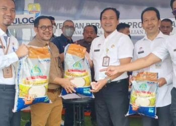 Direktur RSUD Raden Mattaher Jambi, Dr. dr. Herlambang, Sp.OG.KFM Hadiri Launching Gerakan Pembelian Beras Lokal Bagi Aparatur Sipil Negara (ASN)./ DOC.IST