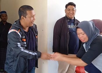 Bupati Romi Saat Melepas Keberangkatan Kafilah pada MTQ tingkat Provinsi Jambi ke-51 di Kota Sungaipenuh./ DOC.IST