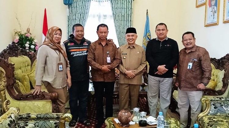 Pertemuan Romi-Mashuri-Adirozal di Rumdis Bukit Sungailangit./ doc.ist