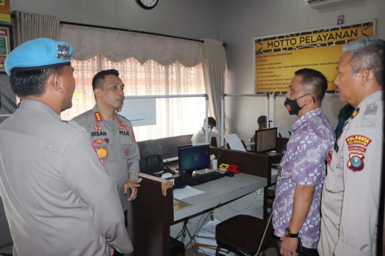 Kapolresta Deli Serdang Kombes Pol. Irsan Sinuhaji, melakukan inspeksi ke Sentra Pelayanan Kepolisian Terpadu (SPKT)./ doc.ist