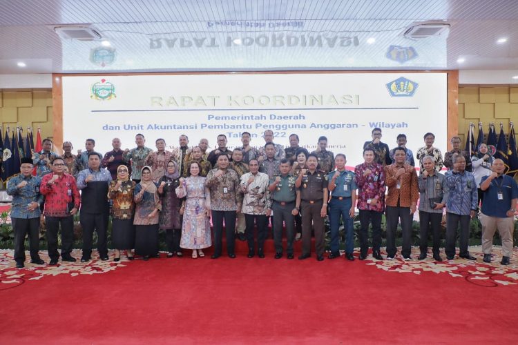 Bupati Asahan Terima Penghargaan Opini WTP 5 Kali Berturut diserahkan langsung oleh Gubernur Sumatera Utara Edy Rahmayadi./ doc.ist