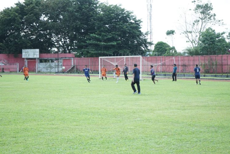 Wabup Asahan Ikut Pertandingan Sepakbola Persahabatan./ doc.ist