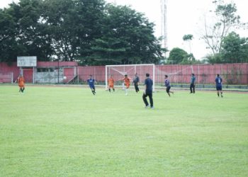 Wabup Asahan Ikut Pertandingan Sepakbola Persahabatan./ doc.ist