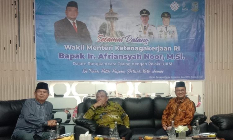 Wakil Menteri (Wamen) Ketenagakerjaan Republik Indonesia Afriansyah Noor, dialog dengan pelaku UMKM./ AMPAR