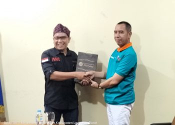 Ketua IWO Batanghari pakai Lacak atau Ikat Kepala (Kanan)/ Dcc.ist