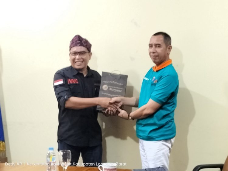 Ketua IWO Batanghari pakai Lacak atau Ikat Kepala (Kanan)/ Dcc.ist