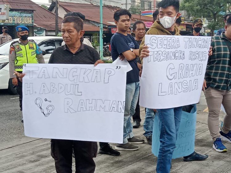 Puluhan massa aksi dari DPW Perkumpulan Gerakan Kebangsaan (PGK) Jambi geruduk Polda Jambi/ Doc.ist