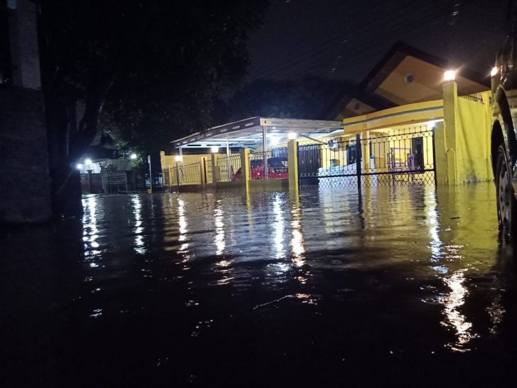 Rumah Warga di RT32 Sungai Kambang terebdan banjir/ Foto: Juanda