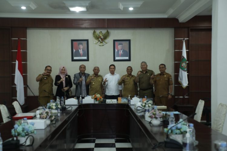 Bupati Kabupaten Asahan Surya, menerima Visitasi dari Komisi Informasi  (KI) Provinsi Sumatera Utara (Provsu)./ DOC.IST