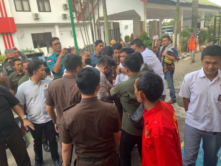Saat Eksekusi Terpidana di Kantor Pengadilan Negeri (PN) Jambi./ AMPAR