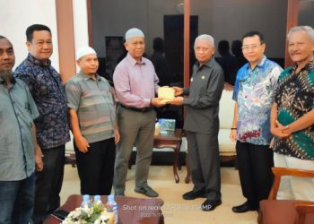 Bupati Surya Serahkan Bantuan Renovasi Masjid./ AMPAR