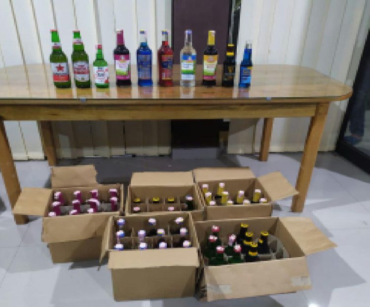 Polisi amankan ratusan botol miras/ Foto: Ade