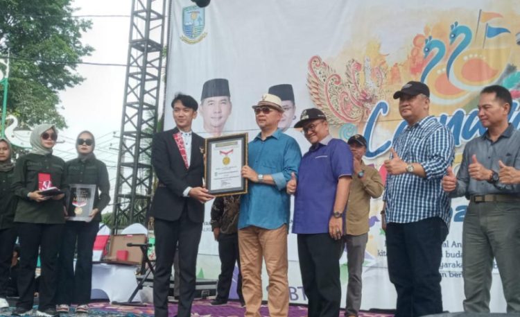 Penyerahan Rekor MURI./ AMPAR
