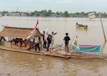 Ekspedisi Hilir Berakit yang Dilaksanakan Yayasan Sahabat Sungai Batanghari (YSSB) dari sungai Batang Tembesi dan berakhir di sungai Batanghari./ AMPAR