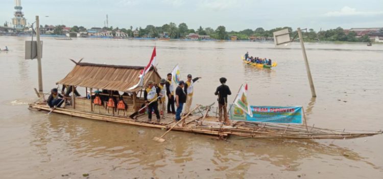 Ekspedisi Hilir Berakit yang Dilaksanakan Yayasan Sahabat Sungai Batanghari (YSSB) dari sungai Batang Tembesi dan berakhir di sungai Batanghari./ AMPAR