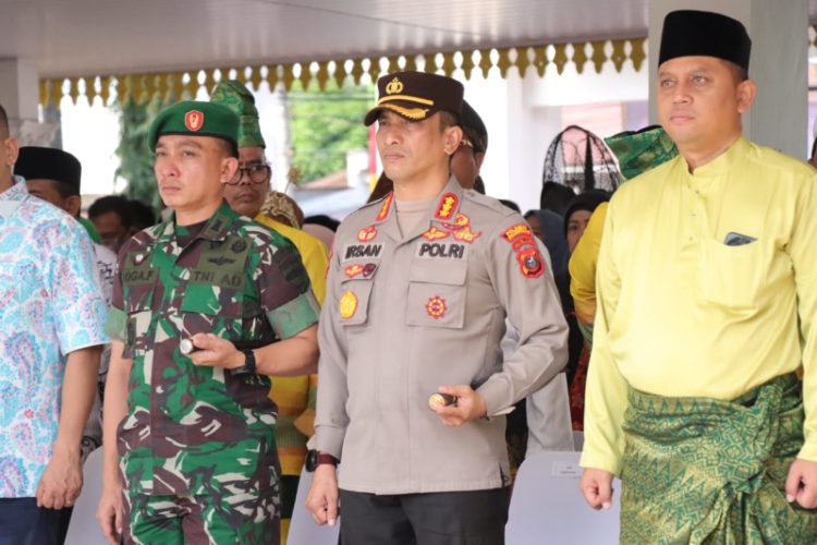 Kapolresta Deli Serdang Kombes Pol Irsan Sinuhaji SIK, MH menghadiri Upacara Hari Guru Nasional ke 77 Tahun 2022 Provinsi Sumatera Utara./ DOC.IST