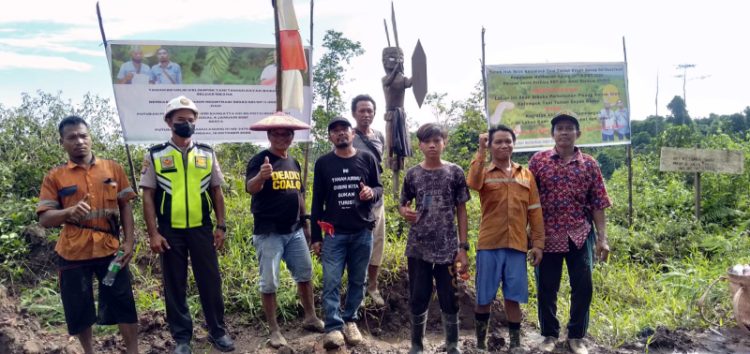 Kelompok Tani Tanam Dayak Basap saat berada dilahan mereka./ DOC.IST